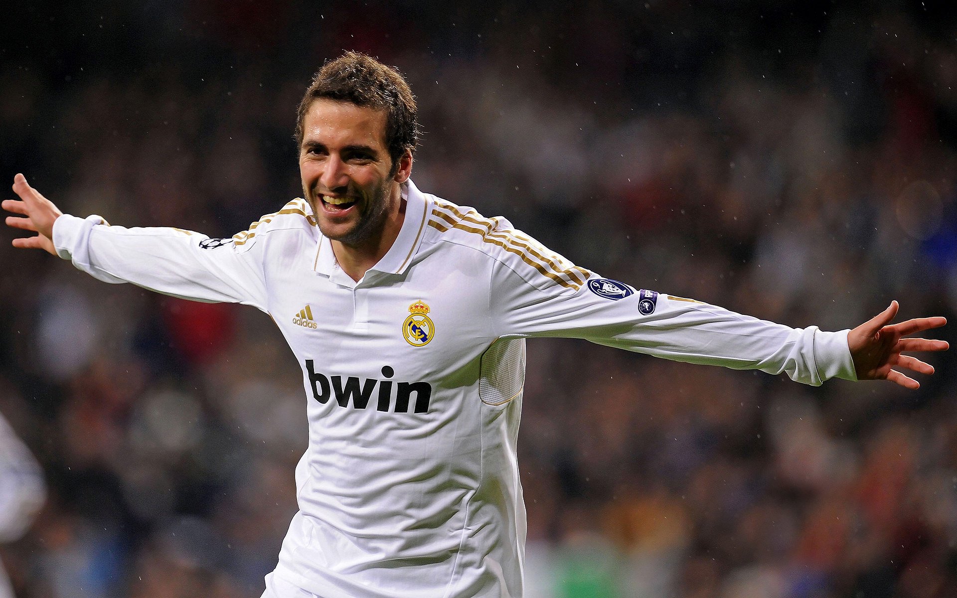 西班牙队观众热烈欢呼！，莎拉波娃迎来七赛季出色发挥全场沸腾不已(莎拉波娃男友吉尔克斯)