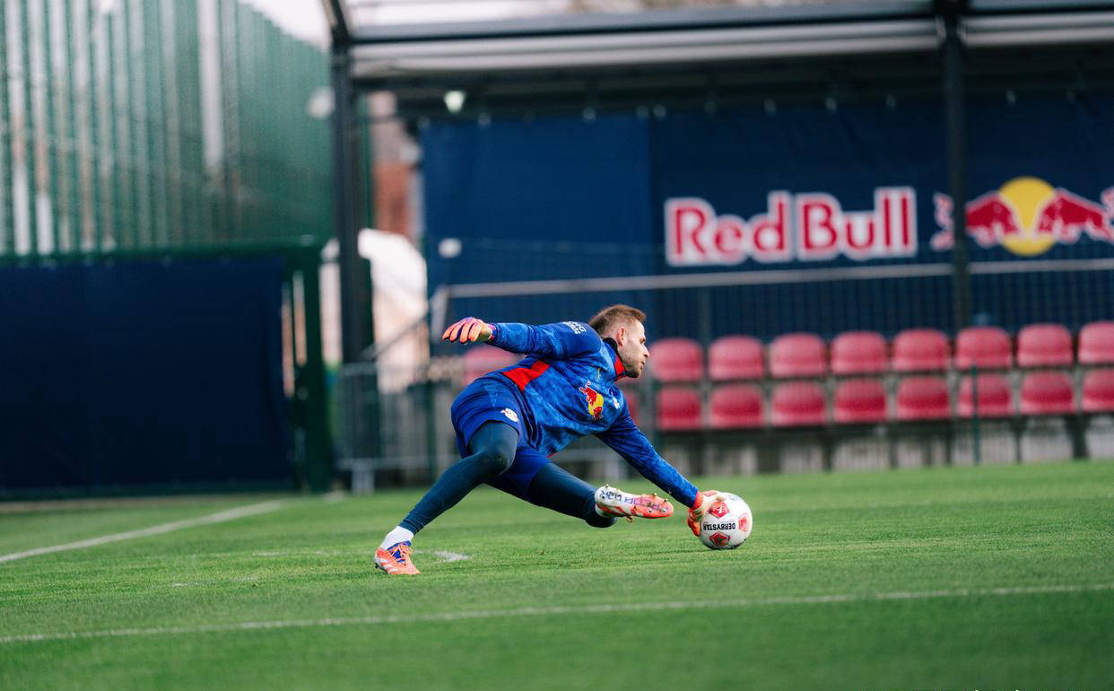 德甲季后赛对决在即！上海申花演练定位球，纽约尼克斯密集防守应对的简单介绍